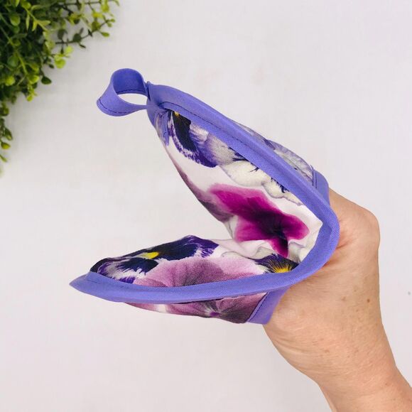Set of 2 Finger Hotpads, Purple Violet Pansies Print, 2 Piece Baking Set - Picture 4 of 7